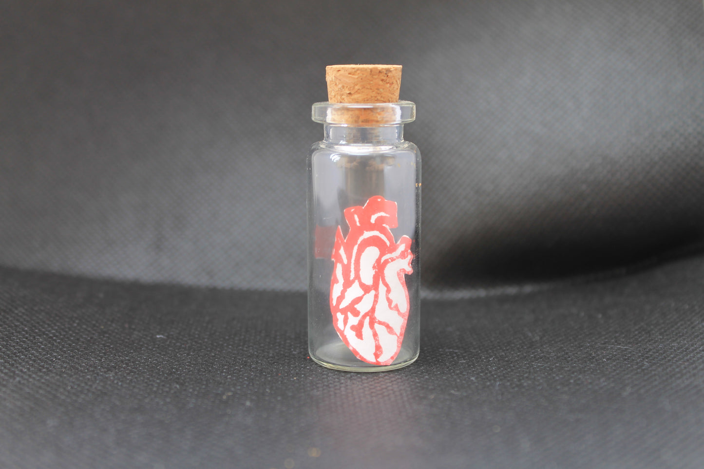 Bouteille en verre miniature – Cœur anatomique gravé et imprimé en rouge sur papier