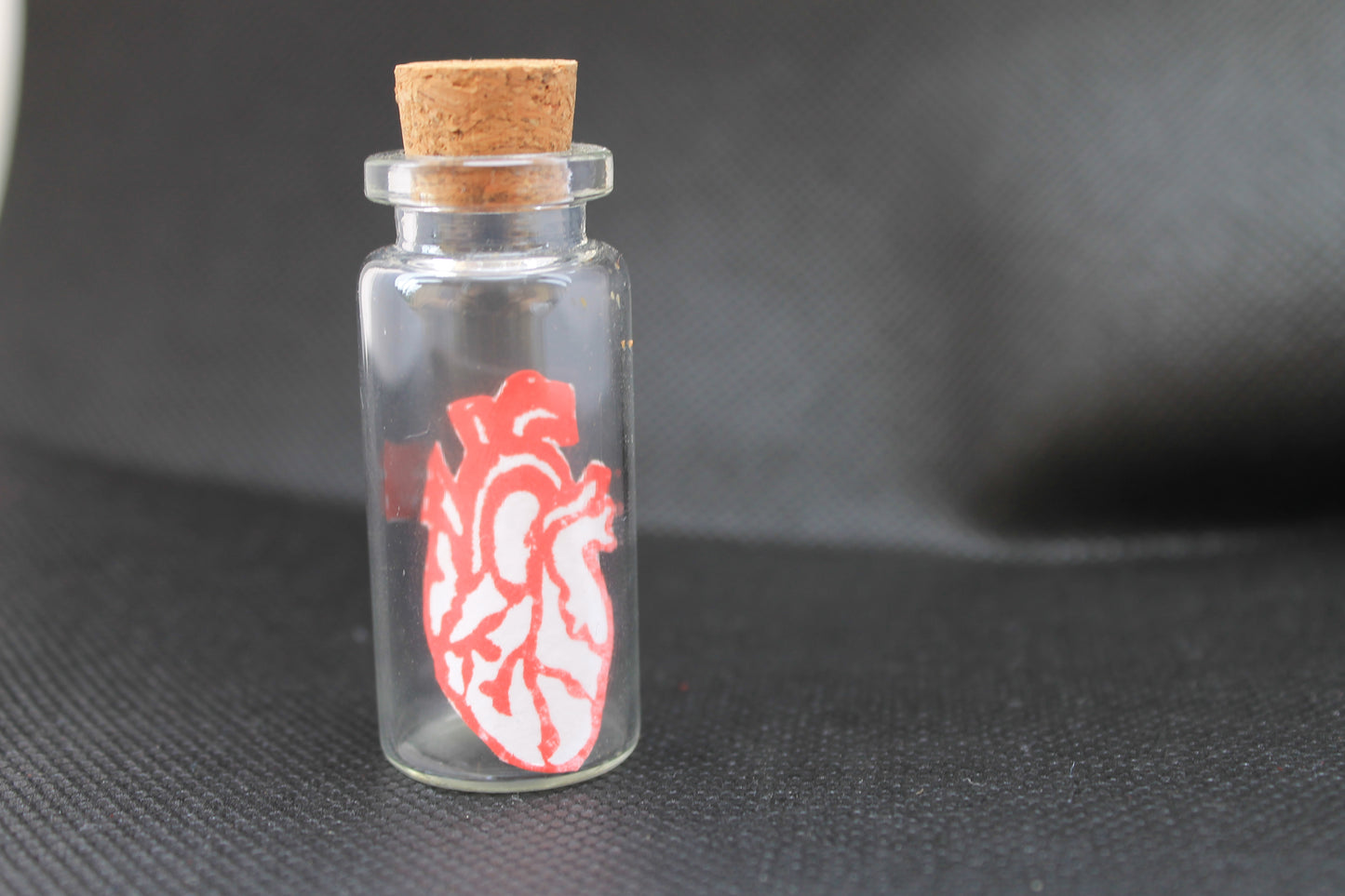 Bouteille en verre miniature – Cœur anatomique gravé et imprimé en rouge sur papier