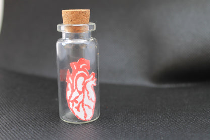 Bouteille en verre miniature – Cœur anatomique gravé et imprimé en rouge sur papier