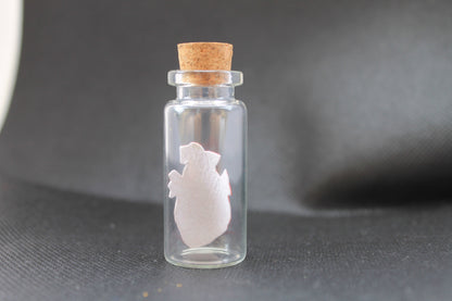Bouteille en verre miniature – Cœur anatomique gravé et imprimé en rouge sur papier