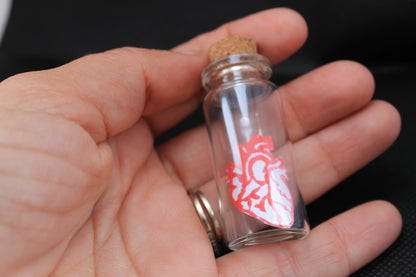 Bouteille en verre miniature – Cœur anatomique gravé et imprimé en rouge sur papier